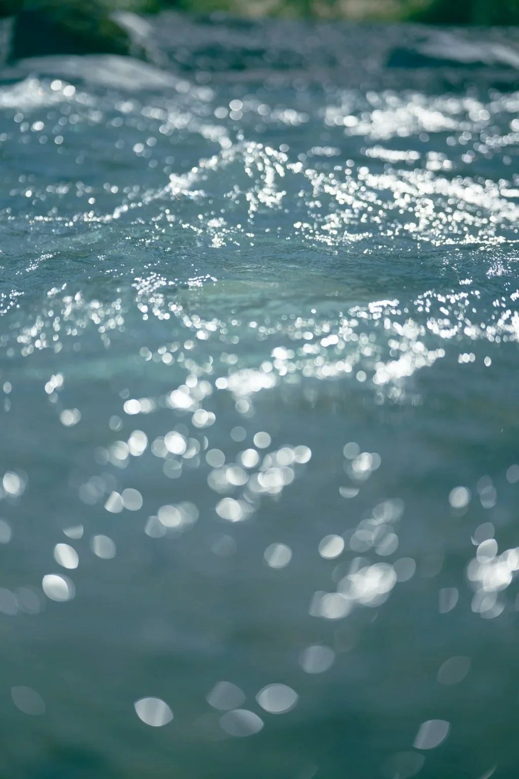 川の水面と反射