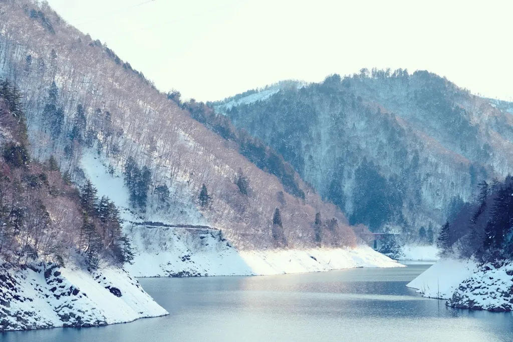 岐阜の雪山と川