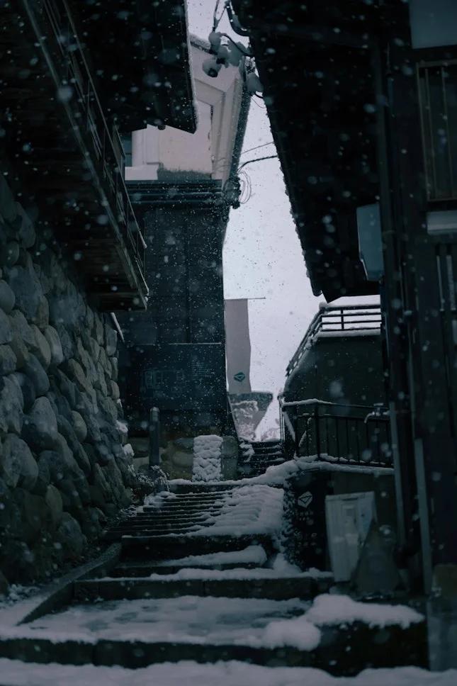 ちょっとした路地。石垣などの城下町の雰囲気が残っている