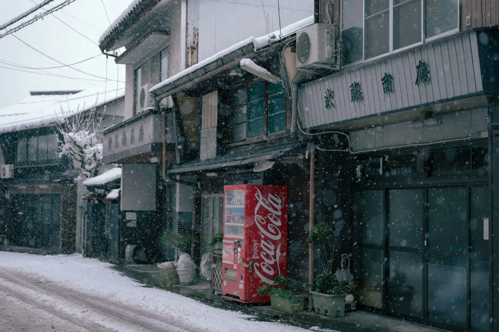 何気ない街の風景。コカコーラの旧デザインの自販機が残っていた