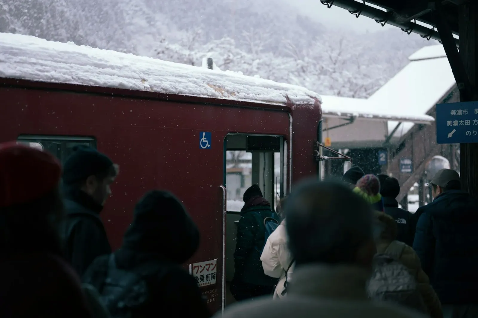 車両に乗り込む乗客たち。多い