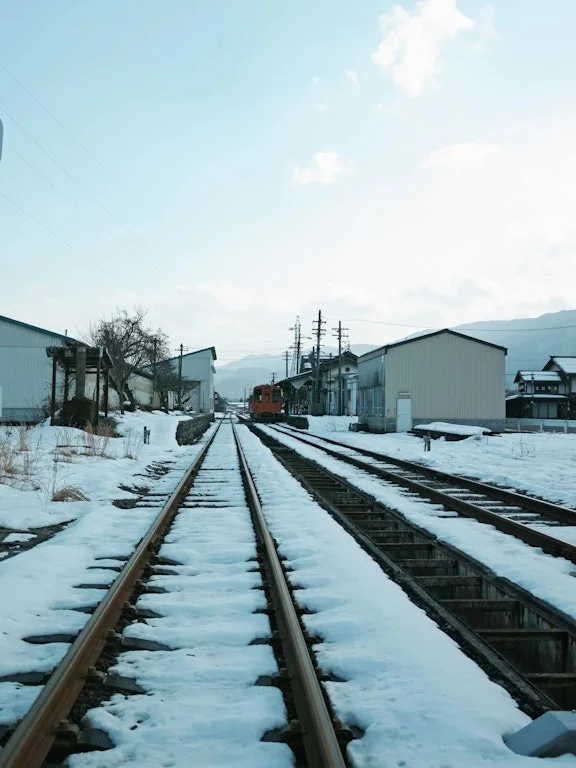 美濃白鳥駅。逆光で空が白飛びしててかなり失敗気味