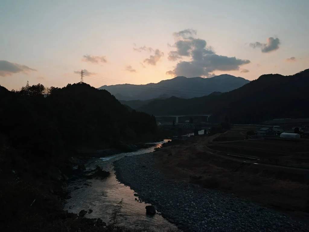 美濃白鳥駅からの帰り道、夕暮れの山川がいい雰囲気だったので車を止めて撮影